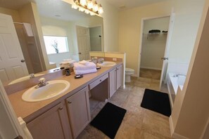 Standard Apartment, 4 Bedrooms | Bathroom | Combined shower/tub, towels