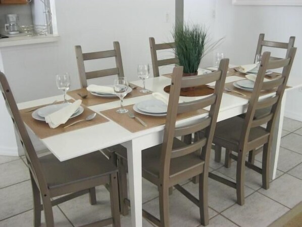 Standard House, 4 Bedrooms | In-room dining