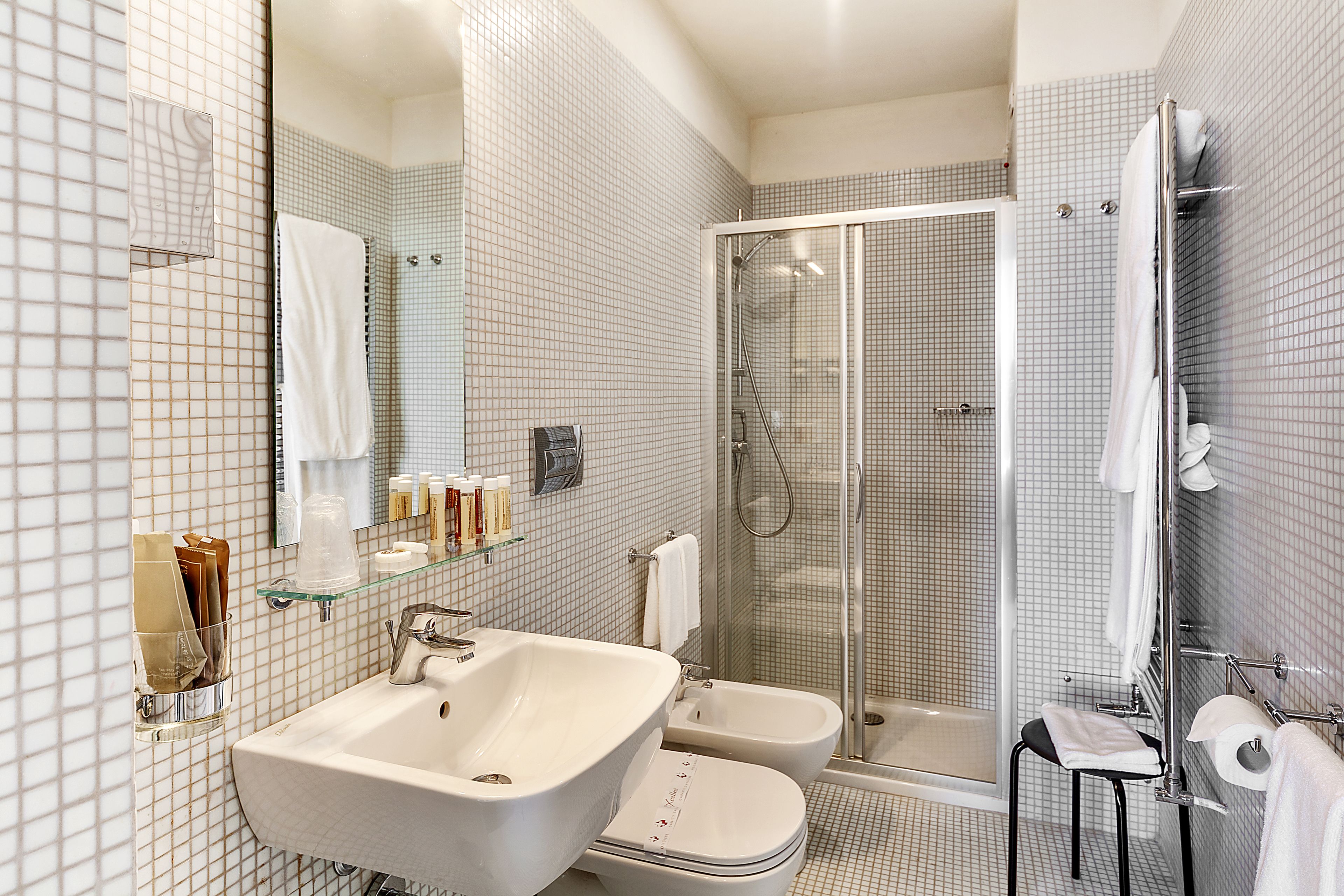 Suite Superior, 1 camera da letto (46 m2) | Bagno | Doccia, bidet, asciugamani