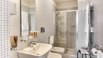 Suite Superior, 1 camera da letto (46 m2) | Bagno | Doccia, bidet, asciugamani