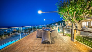 Outdoor pool, pool umbrellas, sun loungers