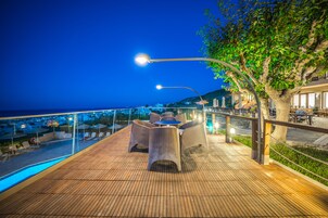 Utomhuspool, parasoller och solstolar