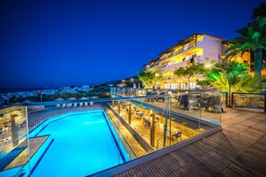 Outdoor pool, pool umbrellas, sun loungers - Forest Park Hotel (Rethymno)