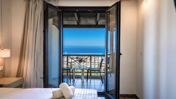 Triple Room with Panoramic Sea View | Allergitestade sängkläder, minibar och värdeförvaringsskåp på rummet