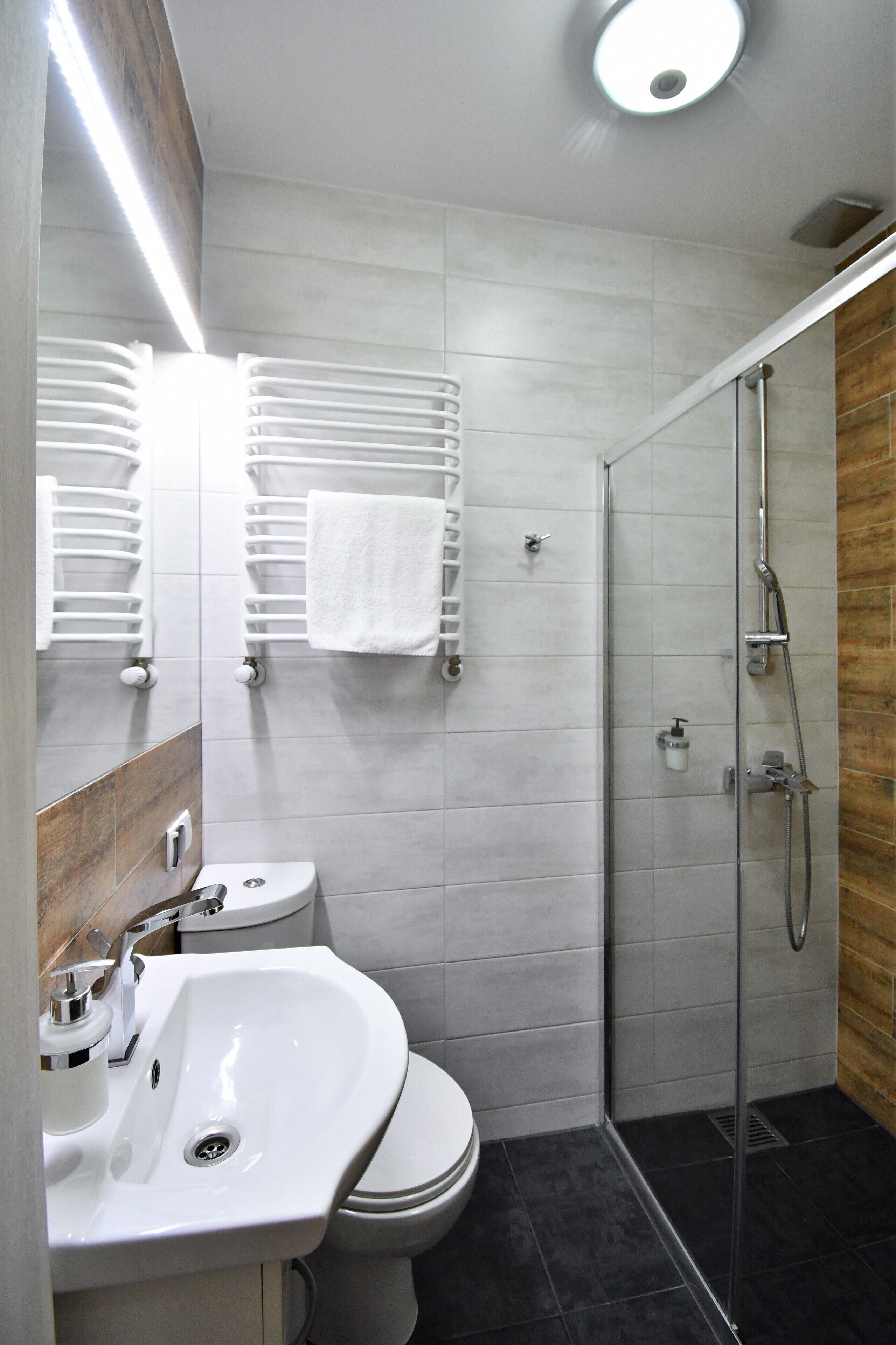 Ein modernes Badezimmer mit Toilette, Waschbecken und Dusche.