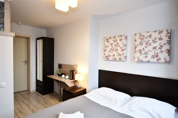 Single Room, Private Bathroom (I) | Minibar, desk, iron/ironing board, free WiFi - Sleepinn (Gdansk)