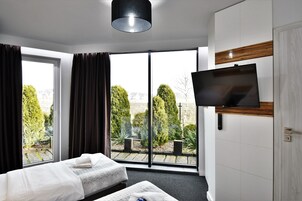 Classic Double or Twin Room, Private Bathroom | Bar mini, meja, seterika/papan seterika, Wi-fi percuma 