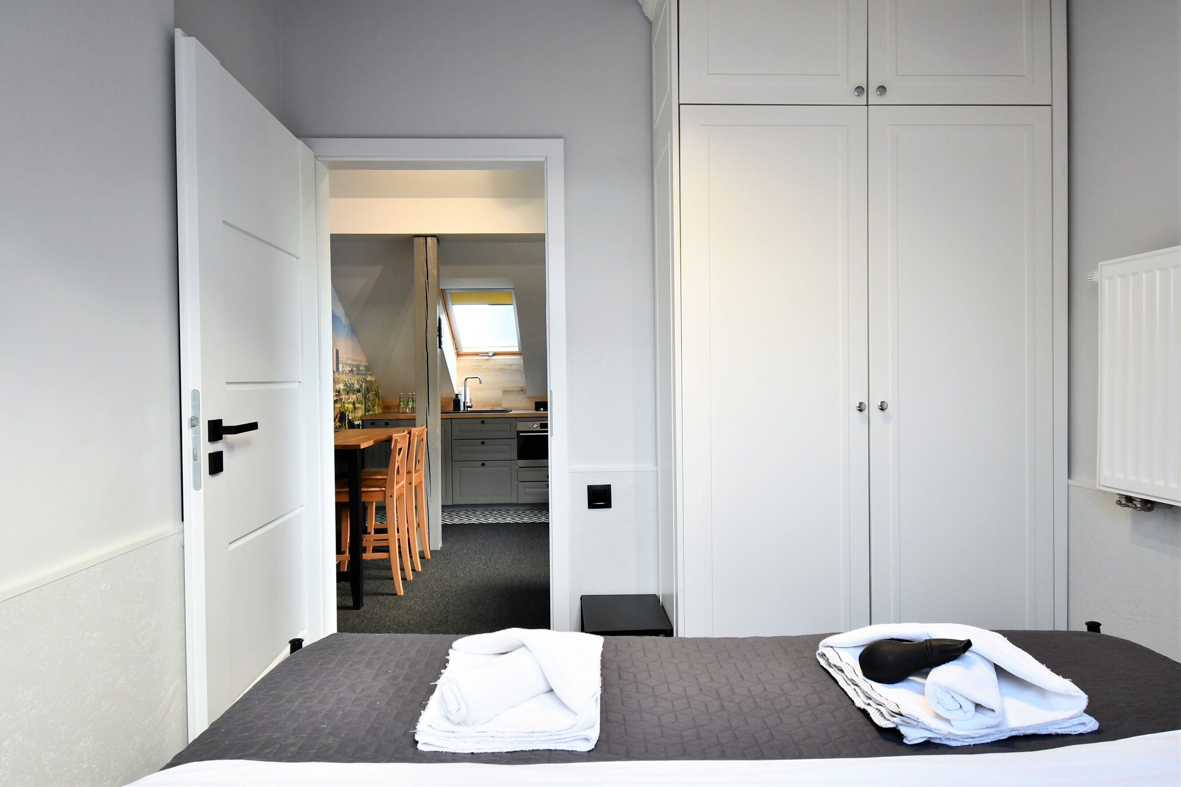 Ein Hotelzimmer mit Bett, Kleiderschrank und Blick auf den Speisesaal.
