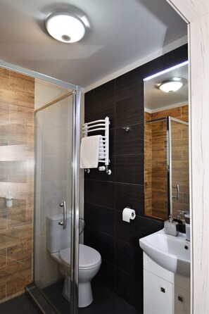 Classic Double or Twin Room (VII) | Bathroom | Shower, hair dryer, towels - Sleepinn (Gdansk)