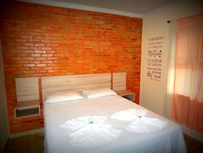 Premium Chalet (Plus Duplo) | Minibar, in-room safe, free cribs/infant beds, rollaway beds - Pousada Bezerra (Nazare Paulista)