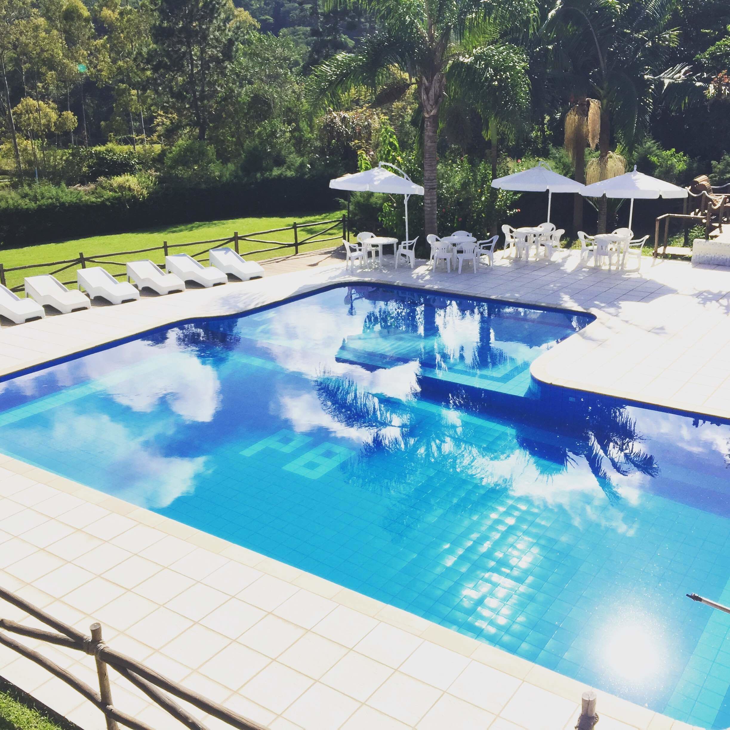 Una piscina cubierta, una piscina al aire libre, tumbonas