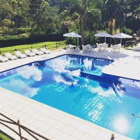 Piscina interna, piscina externa, espreguiçadeiras