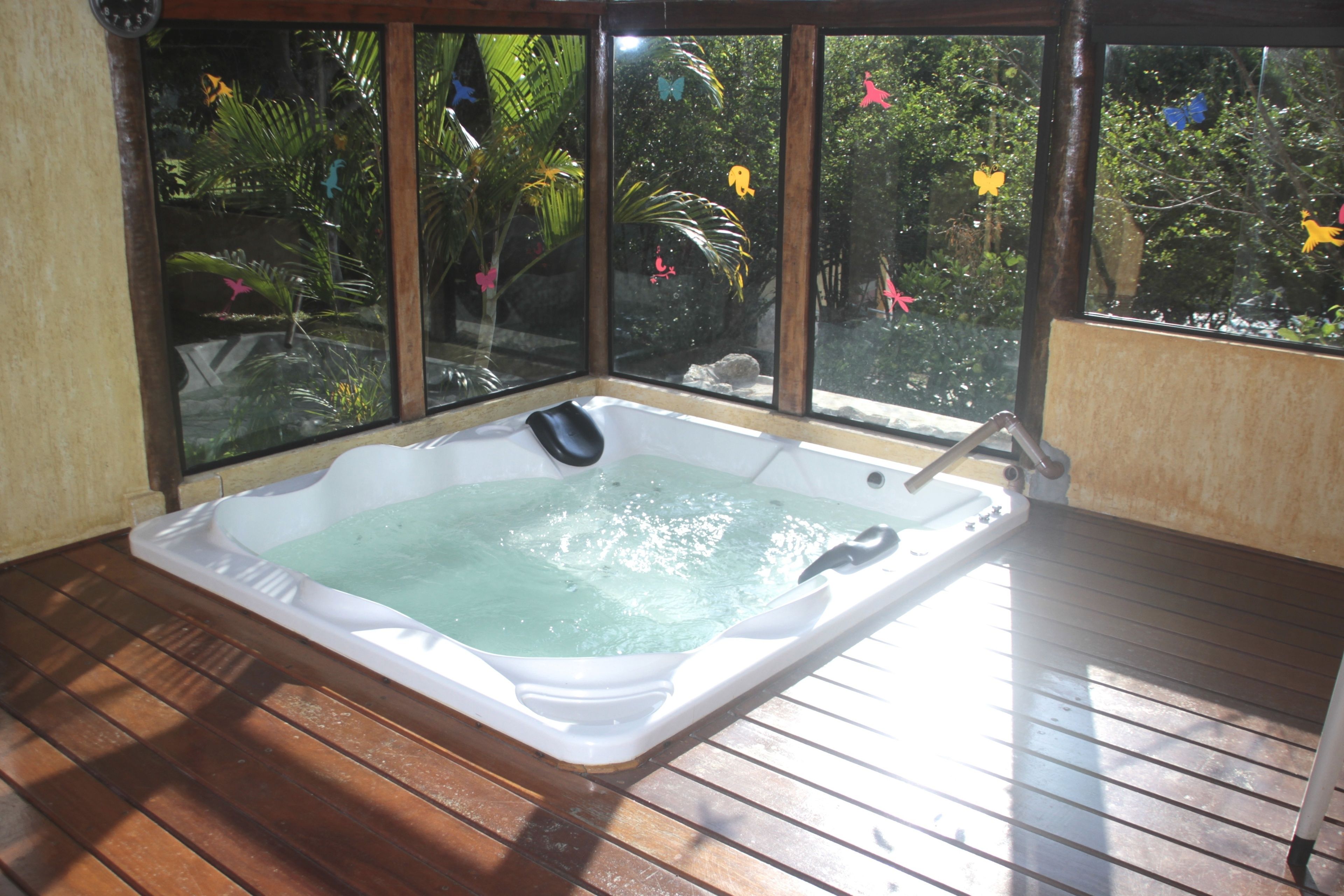 Bañera de hidromasaje cubierta