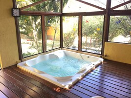 Piscina interna, piscina externa, espreguiçadeiras