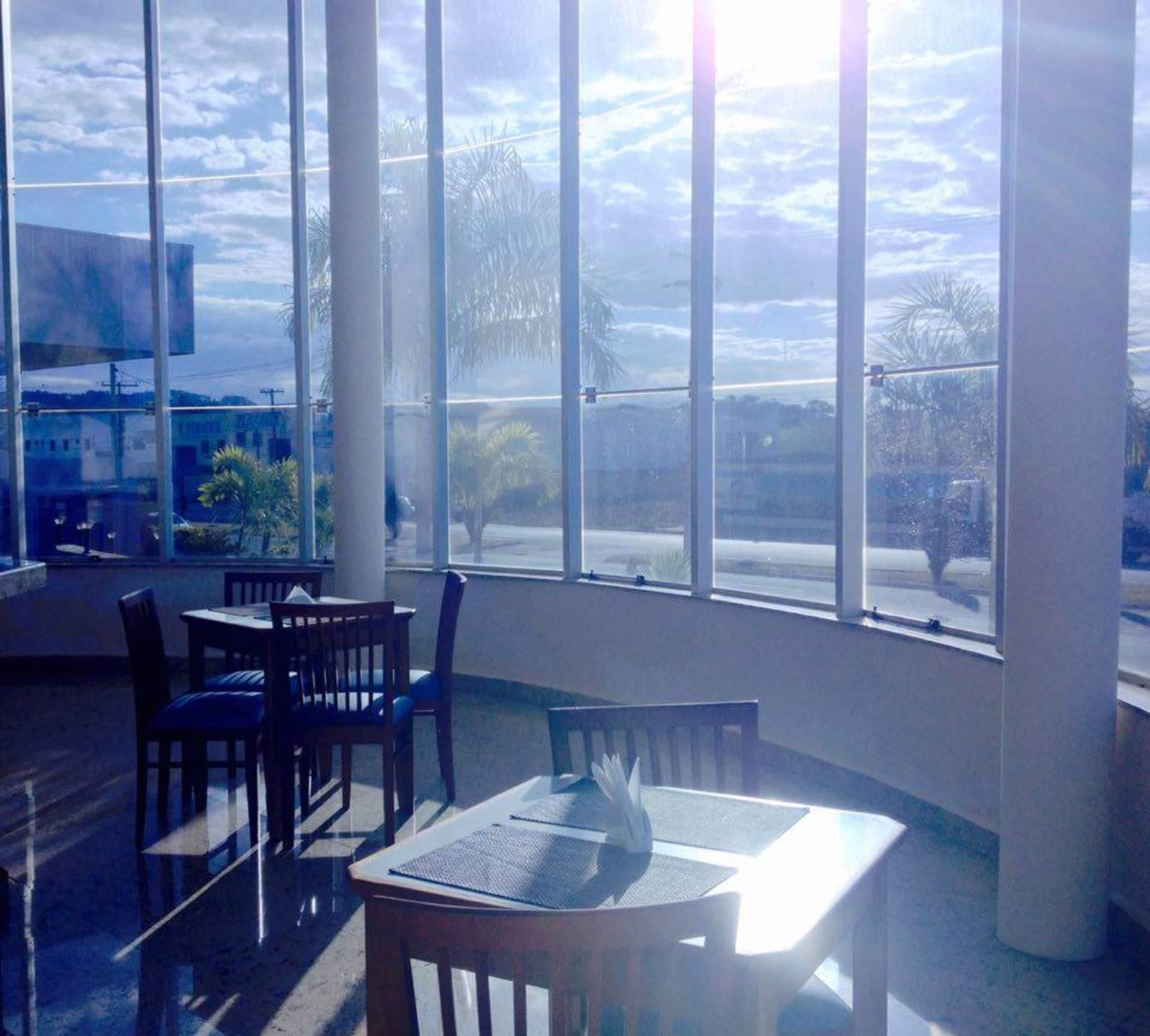 Café da manhã com buffet grátis todos os dias