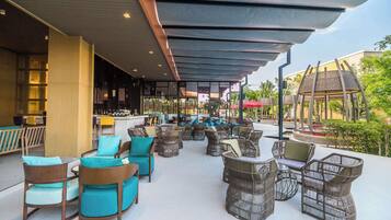 2 bars/lounges, poolside bar, beach bar