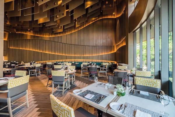 3 restaurants; breakfast, lunch, dinner and brunch served