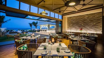 3 か所のレストラン、朝食、ランチ、ディナーに営業 (郷土料理と各国料理)