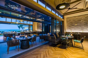 3 restaurantes, se sirve desayuno, cocina local e internacional 