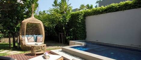 3 outdoor pools, pool umbrellas, pool loungers