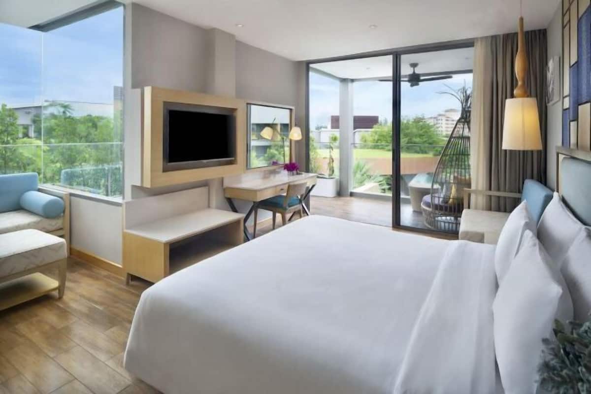 Premium bedding, Select Comfort beds, in-room safe