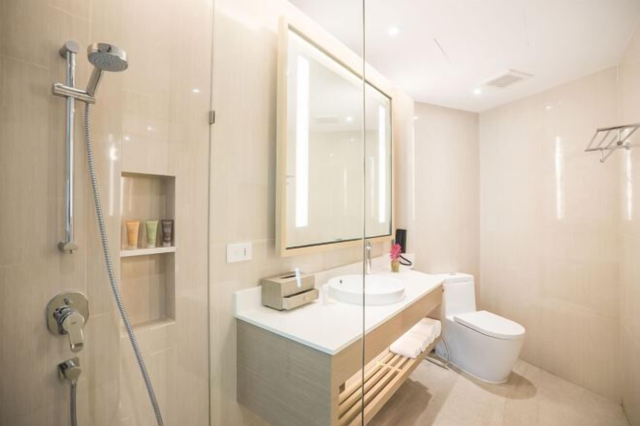 Baño | Ducha y bañera combinadas y cabezal de ducha tipo lluvia