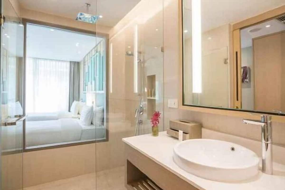 Bathroom | Combined shower/bathtub, rainfall showerhead, free toiletries