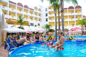 Seasonal outdoor pool, pool umbrellas, sun loungers - Hotel Parco dei Principi (Scalea)
