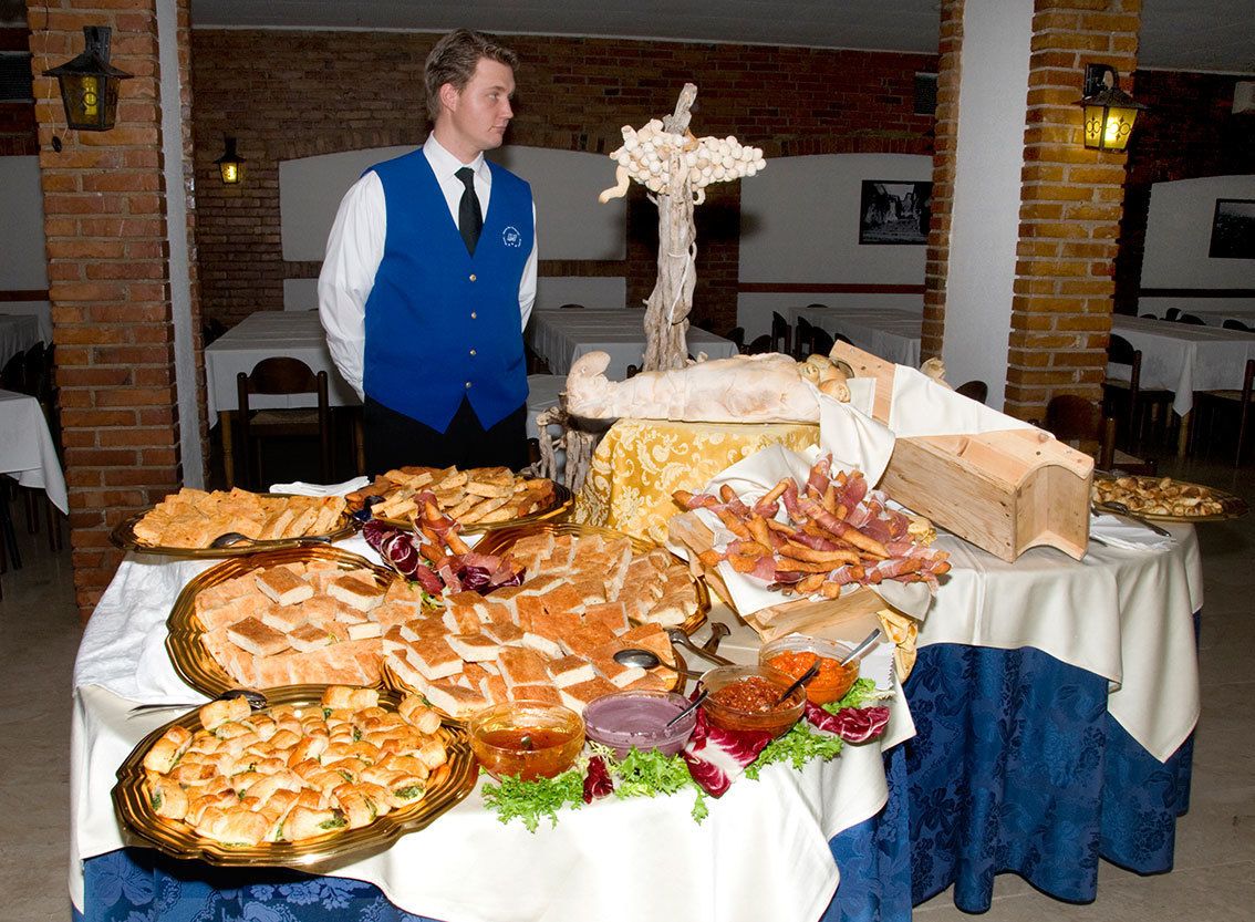 Ein reich gedeckter Buffet mit verschiedenen Speisen und einem dekorativen Mittelstück.