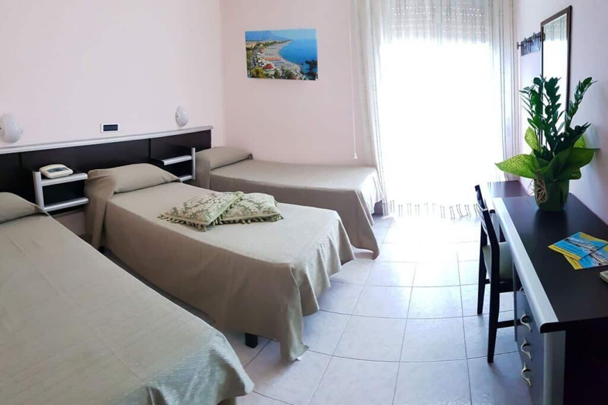 Desk, cribs/infant beds, bed sheets