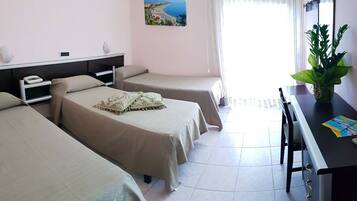 Una scrivania, culle/letti per bambini (a pagamento), lenzuola