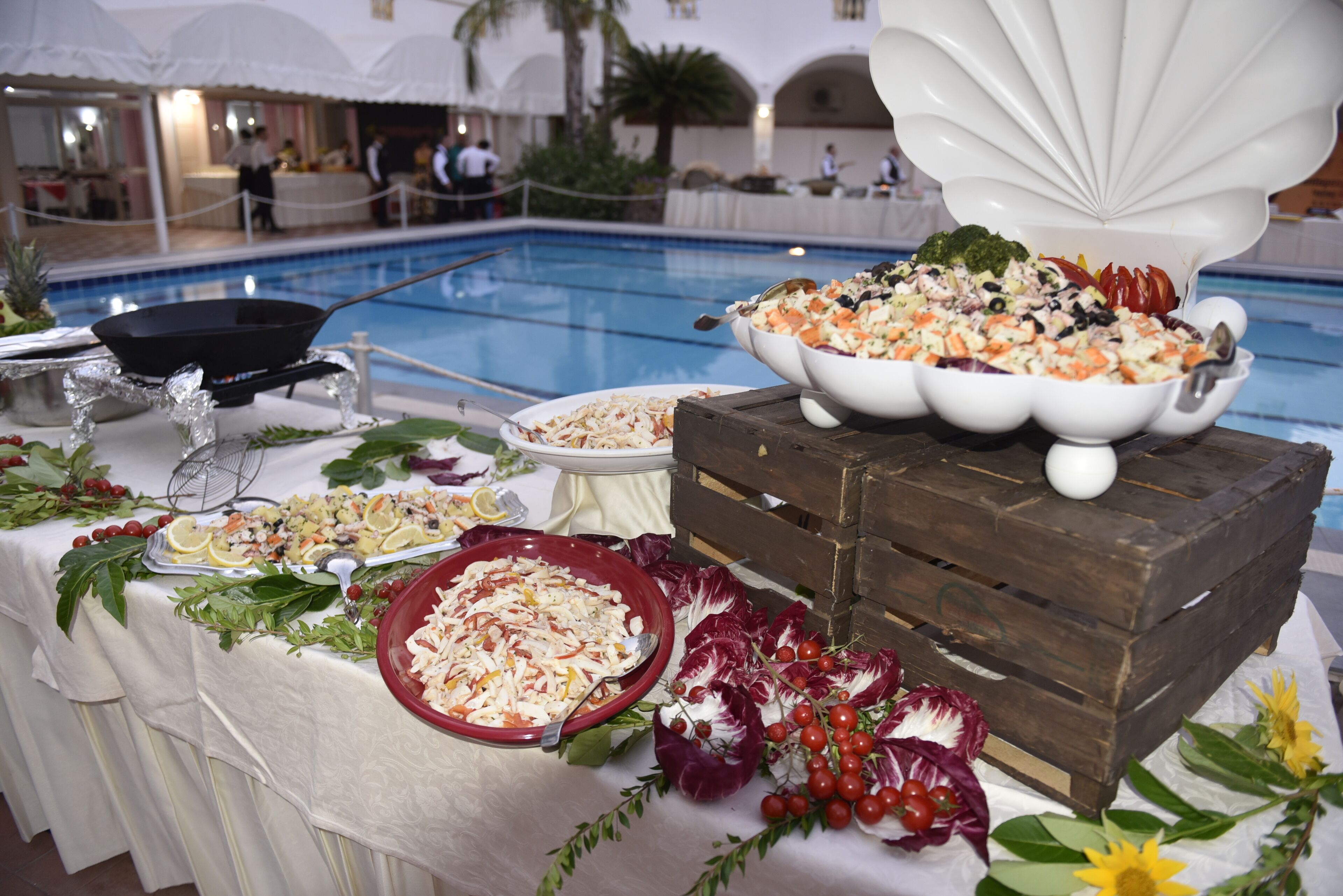 3 restaurants; lunch and dinner served 