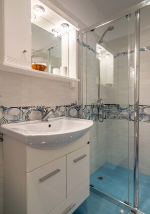 Superior Double Room (4) | Bathroom | Free toiletries, hair dryer, slippers, towels - Villa Sosanna (Milos)