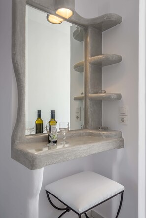 Superior Double Room (5) | Interior detail - Villa Sosanna (Milos)