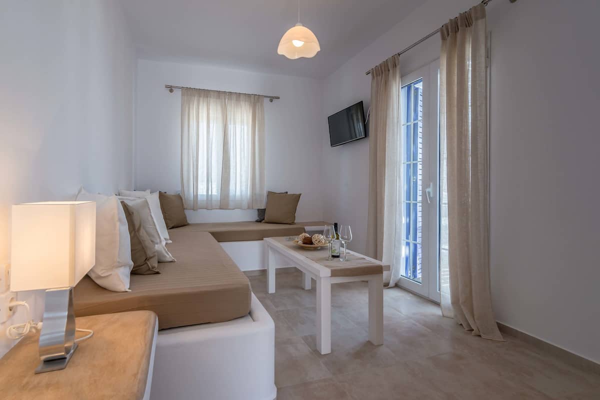 Deluxe Studio | Living room | Flat-screen TV