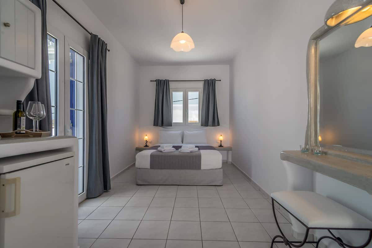 Superior Double Room (4) | Iron/ironing board, cribs (free), WiFi (free), bed sheets