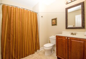 Condo, 2 Bedrooms | Bathroom | Combined shower/tub, towels - The 19th Hole (Panama City Beach)