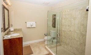 Condo, 2 Bedrooms | Bathroom | Combined shower/tub, towels - The 19th Hole (Panama City Beach)
