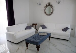 Leilighet – standard, 1 soverom, tekjøkken | Oppholdsområde | En 32-tommers Flatskjerm-TV med kabel-kanaler samt TV