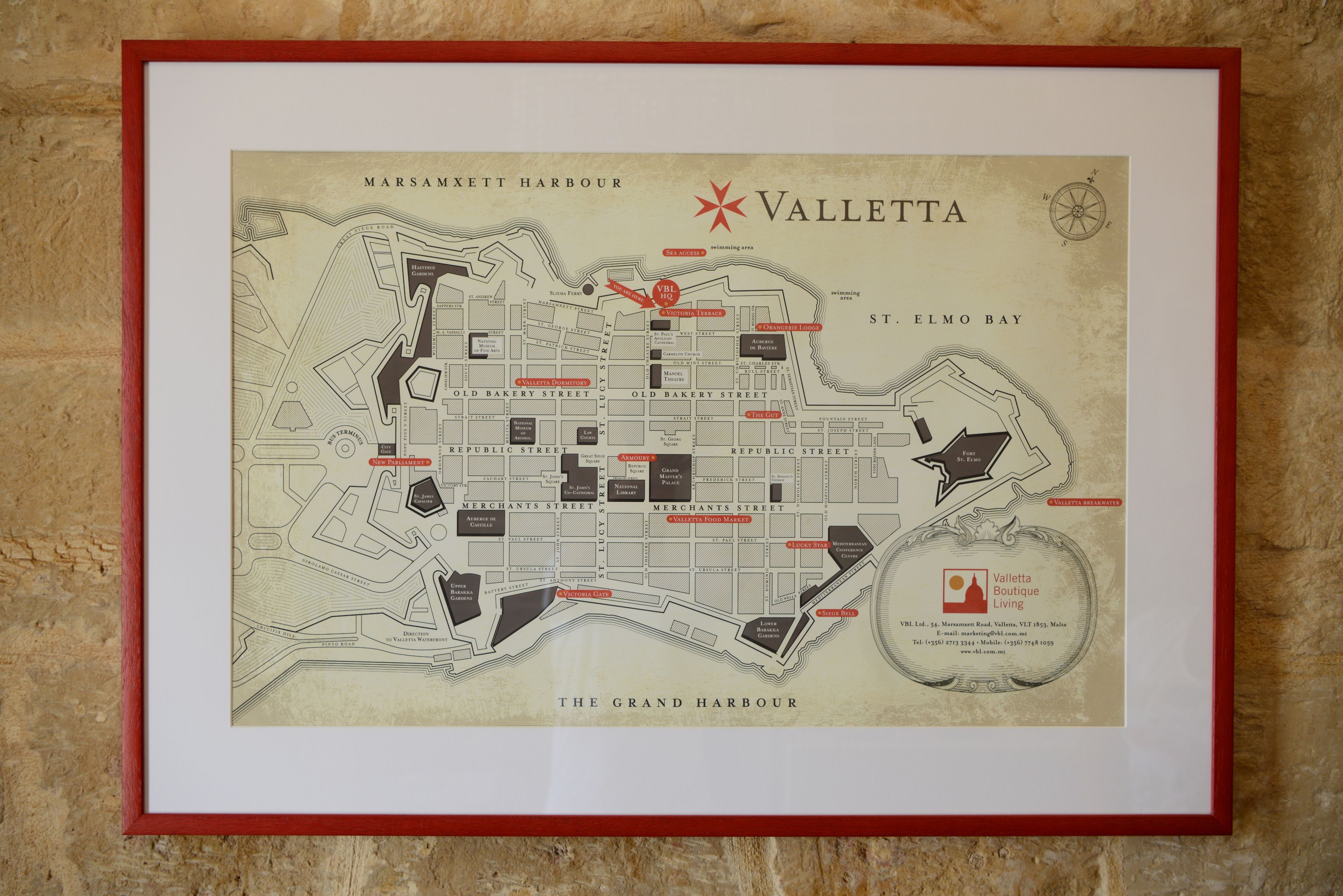 Un mapa enmarco de La Valeta, destacando calles y puntos de referencia clave como el Gran Puerto, la bahía de San Elmo y Valletta Boutique Living.