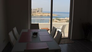 Un comedor con vista al mar y edificios.