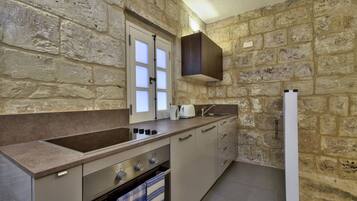 Standard Studio, Kitchenette | Private kitchen | Stovetop, electric kettle, cookware/dishes/utensils