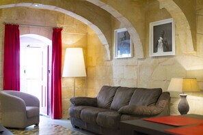 0B | 起居區 | 32-吋平面電視、有線頻道、電視