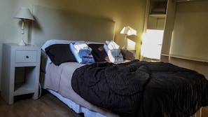 Chalet rustique classique, 1 chambre, cuisine, vue sur la piscine | 1 chambre, lit de bébé (gratuit), accÚs au Wi-Fi (inclus)