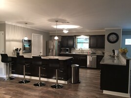 Unit A - Condo, 3 Bedrooms, 2 Bath, 1 King, 2 Queens and 1 Sofa Bed - River View | Cozinha privada | Geladeira, micro-ondas, cafeteira/chaleira