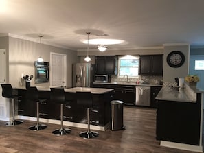 Unit A - Condo, 3 Bedrooms, 2 Bath, 1 King, 2 Queens and 1 Sofa Bed - River View | Cocina privada | Frigorífico, microondas y cafetera o tetera