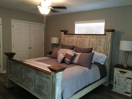 Unit B - Condo, 2 Bedrooms, 2 Bath, 1 King, 1 Queen, and Sofa Bed - River View | Ferros/tábuas de passar roupa, roupa de cama