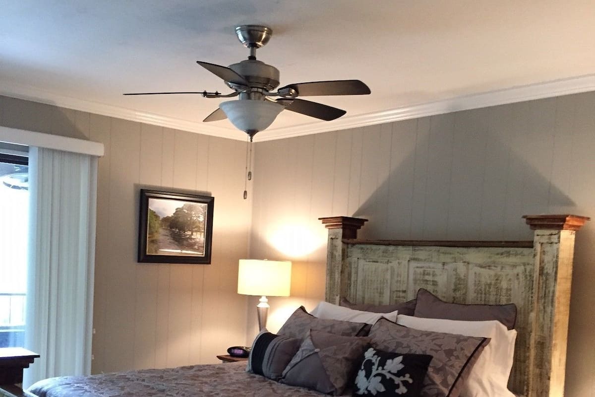 Unit A - Condo, 3 Bedrooms, 2 Bath, 1 King, 2 Queens and 1 Sofa Bed - River View | Iron/ironing board, bed sheets