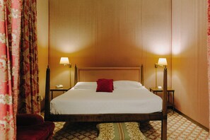 Suite Superior Napoleone 2 | Ylelliset vuodevaatteet, minibaari, tallelokero huoneessa