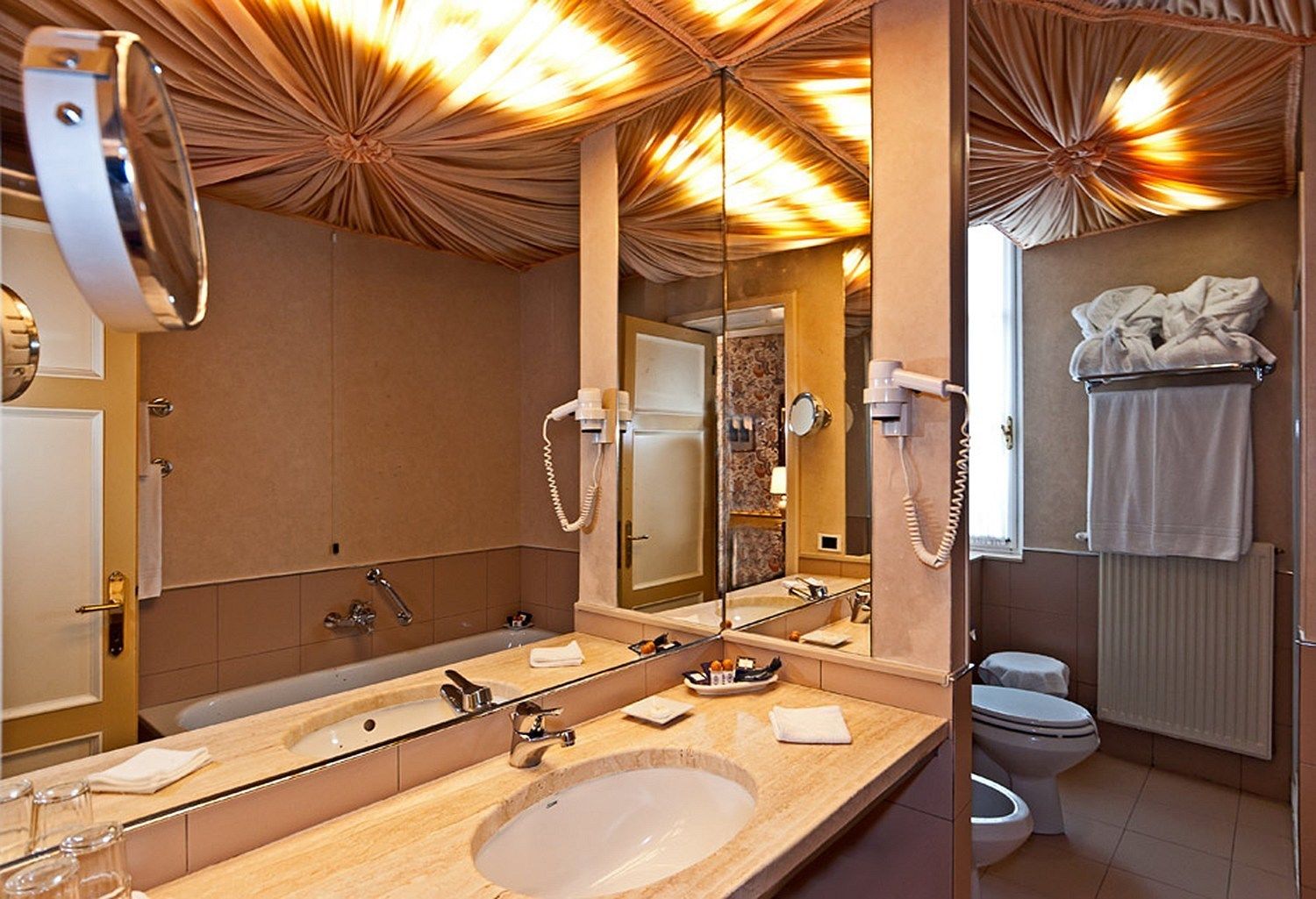 Suite Superior Napoleone 2 | Bathroom | Free toiletries, hair dryer, slippers, bidet